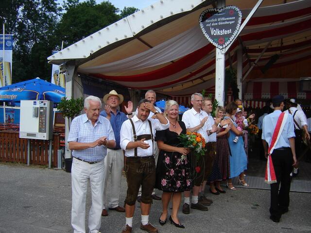 .. am Festzelteingang wurden die Umzugteilnehmer nochmals von den Repräsententanten der Stadt begrüßt ..