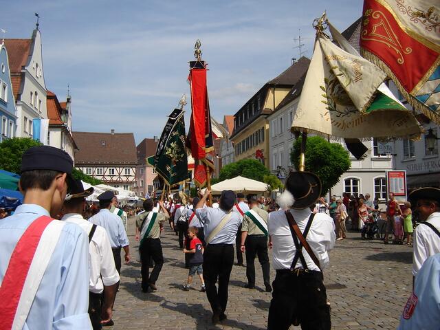 .. hier geht Zug durch den Günzburger Marktplatz