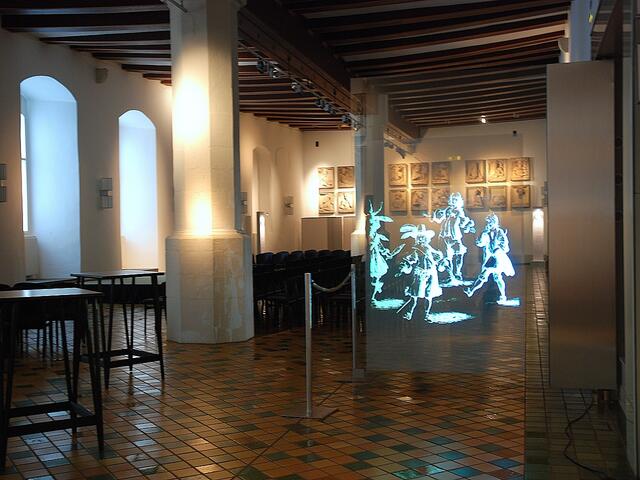 Blick in den Großen Festsaal, der bis 1992 umfassend renoviert wurde und so sein heutiges Aussehen bekam. Einst war der Festsaal größer, doch das im 16. Jh erbaute Treppenhaus brauchte Platz.