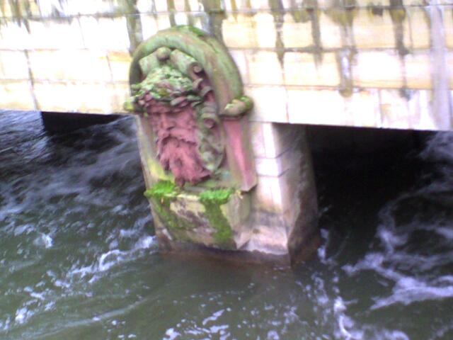 Ein Teil der alten Wasserkunst - gerettet für die Nachwelt (Poseidon oder Neptun schaut auf den schnellen Graben am Landtag).