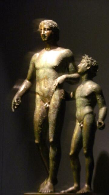 Skulptur von Vater mit Sohn