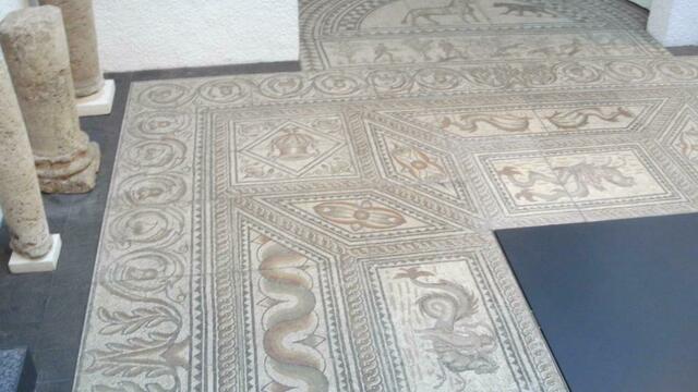 Mosaikfußboden mit Säulen