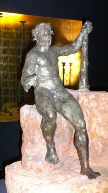 Skulptur als Kerzenhalter