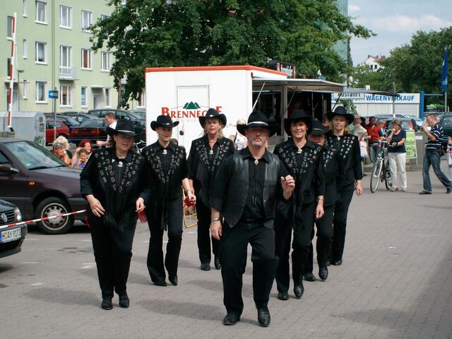 so wie sich das beim Line Dancing gehört.