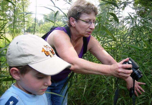 Gut, das Oma dabei ist, sie räumt die Gefahr schnell aus dem Weg und bannt sie auf ihrem "Film" ...