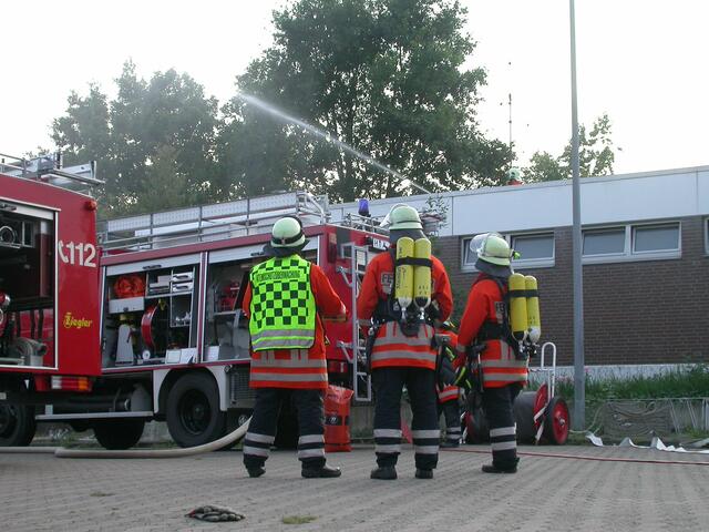 ...Reservetrupp vor dem Brandobjekt...