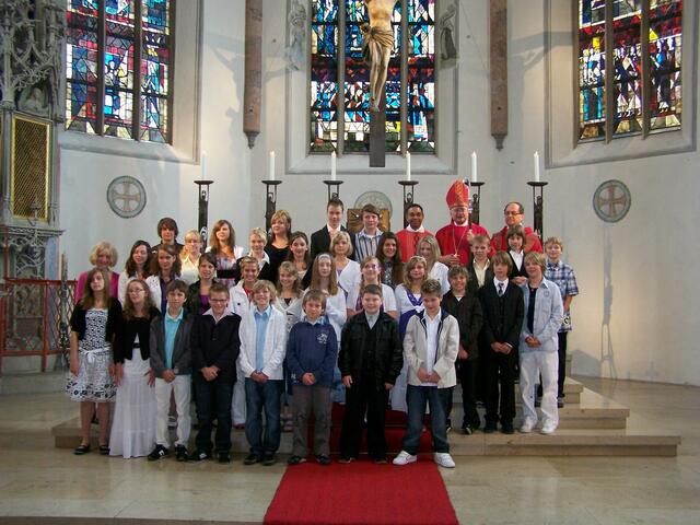 Gruppenbild der Firmlinge mit dem Bischof