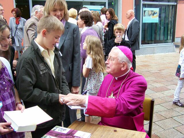 Bischof Dr. Walter Mixa unterzeichnet Bücher