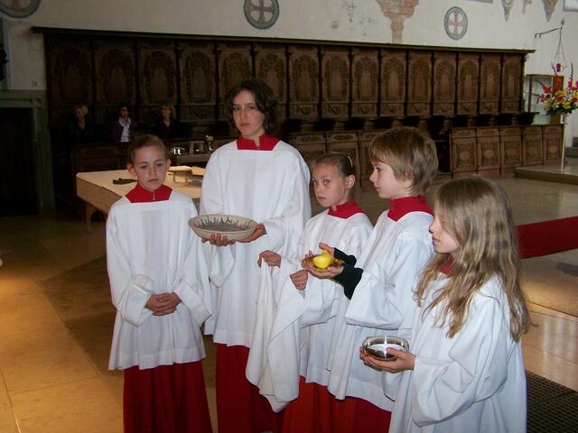 Ministranten stehen zur Händewaschung bereit