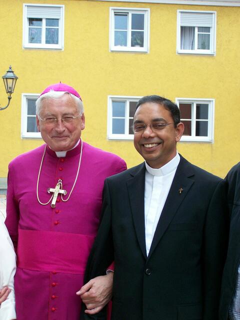 Bischof Dr. walter Mixa mit Stadtkaplan P. Mathäus Thayamkery