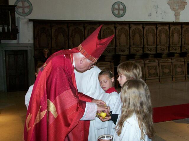 Bischof Dr. Walter Mixa bei der Händewaschung