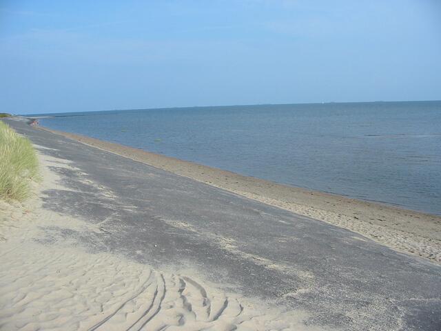 Der Strand in der Nähe vom Landschulheim. Die Düne ist geteert