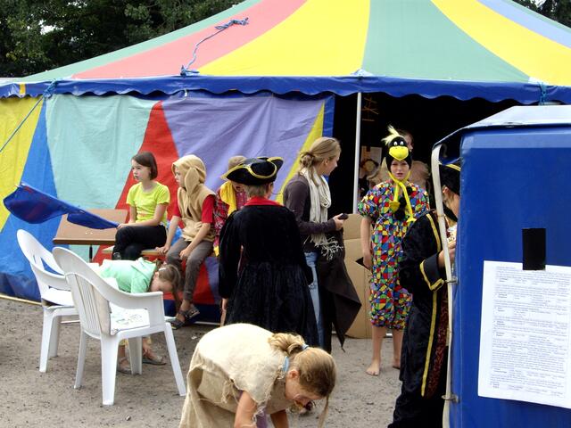 Akteure des Kinderzirkus JohnnyB. vor ihrem Auftritt.