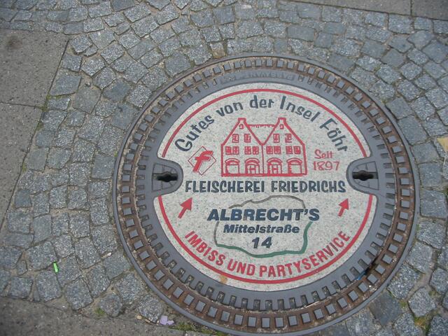 Gullydeckel auf Föhr  ;-) Sehr zweideutiges Marketing ...