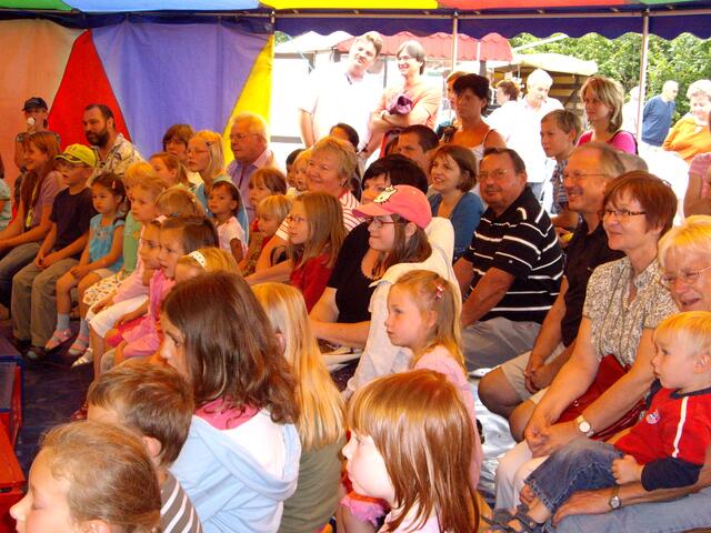 Gespannt verfolgen die Zuschauer die Show des Kinderzirkus'