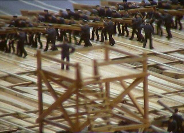 Das Floß war ungeheuer schwer, so dass auf beiden Seiten an den Rudern Rudergruppen von je sieben Mann die Geschwindigkeit erhöhten. Der Steuermann, der auf seinem Steuerstuhl stand, gab mit dem Hut Befehle, | Foto: Norbert Schnitzler