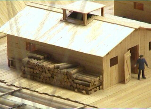 das aus mehreren Hütten bestand. Ganze Familien lebten dort mit Kinder und Vieh. Für diese wurden riesige Mengen Lebensmittel mitgeführt, sowie Unterkünfte, Küchen, eine Wäscherei, eine Bäckerei, ein Schlachthaus und Viehställe auf dem Floß gebaut. | Foto: Norbert Schnitzler