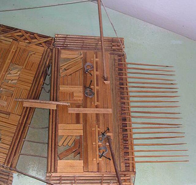 Durch diese &#8222;Knie&#8220; war das Floß lenkbar um die Kurven des Stromes. | Foto: Norbert Schnitzler