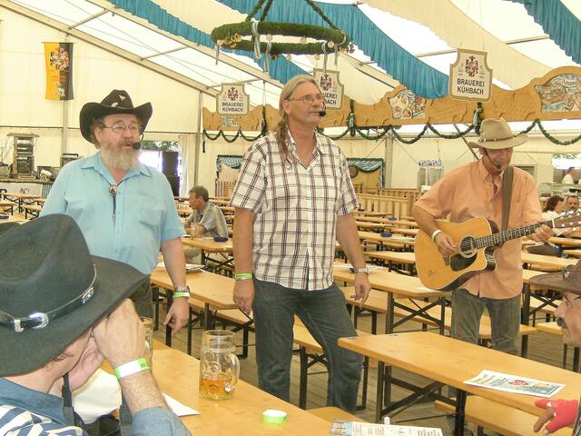 die Band sang das letzte Lied an unserem Tisch