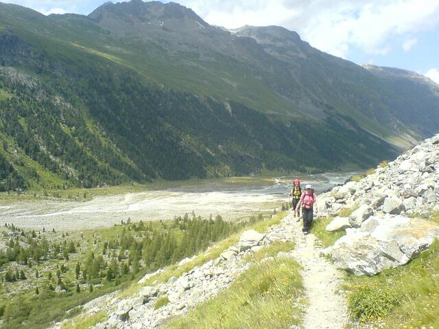 Man verlässt das Tal und beginnt mit dem Aufstieg zur Hütte