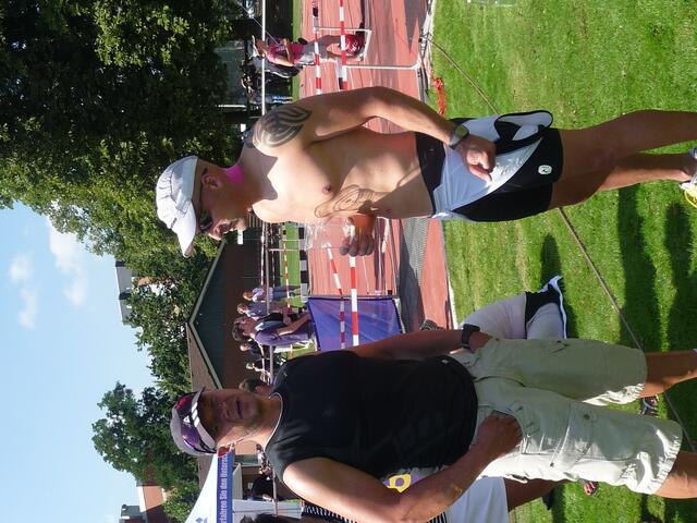 Andre Schönemeier (rechts) aus Hänigsen, bester Altkreisteilnehmer, nach dem Triathlon in Celle