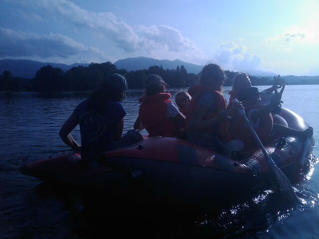 Sonja hat ein knallrotes Gummiboot...