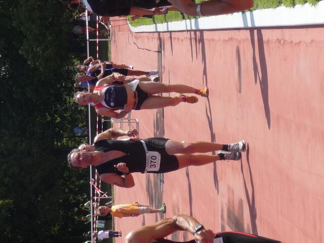 Hans Ahrens vom Lehrter SV (hinter der Startnummer 370) hat nur noch 200 Meter zu laufen.