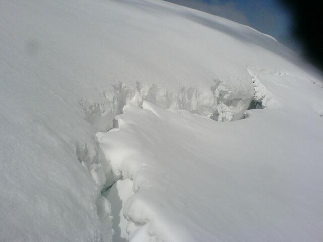 Zugeschneite Gletscherspalte