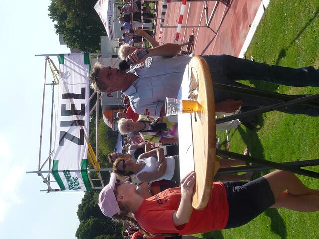 Stadionsprecher Rüdiger Heinrich begrüßte (fast) alle Finisher mit Namen. Seine Wettkampfbesprechung vor dem Wettkampf ist immer wieder eine "Show"!  (SUUUUPER!)