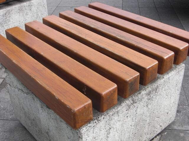 Sitzgelegenheit am Bahnhof