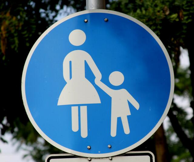 Blaues Schild: sicher gehen