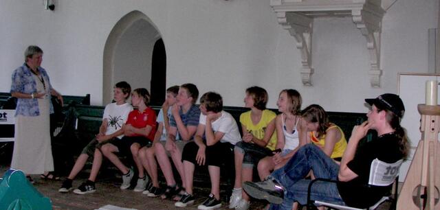 So heiß wie es draußen war, in der Kirche kam zwar die Abkühlung, doch die Reise in Gedanken nach Indien erforderte auch, sich in diese Welt zu denken