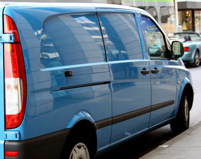 Parkendes Blau
