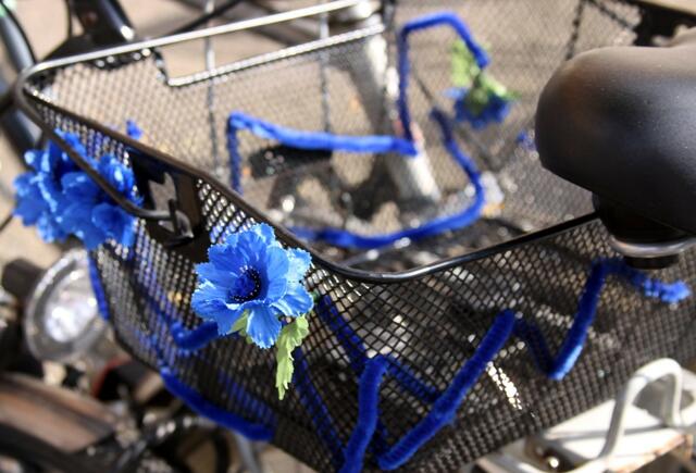 Fahrradkorb blau geschmückt