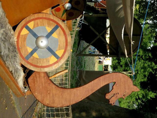 Detail, mit Fell belegte Sitzbank