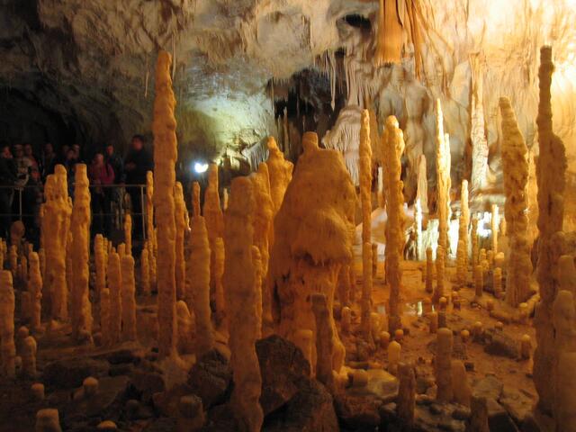Stalagmiten und Stalagtiten