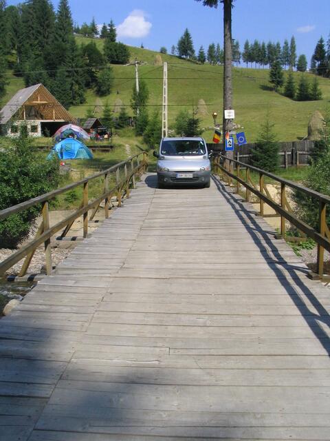 Die Holzbrücke wackelt und quietscht, aber sie hielt