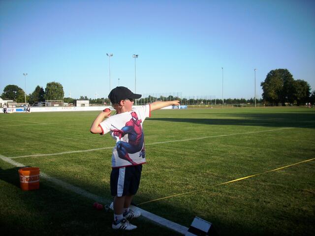Maximilian Mai (6 Jahre) beim Weitwurf