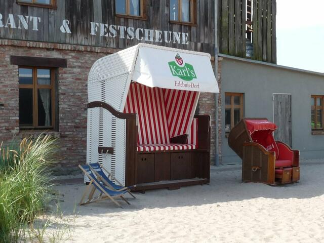 im riesigen Strandkorb hat eine ganze Familie platz :-)