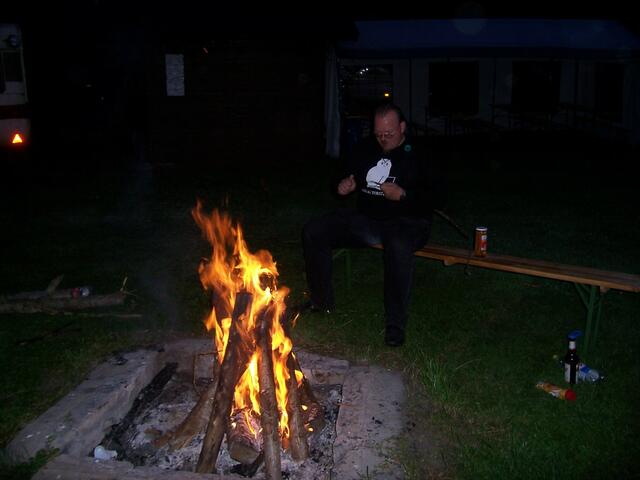 Lesung in Basedow: Schnitzen am Feuer