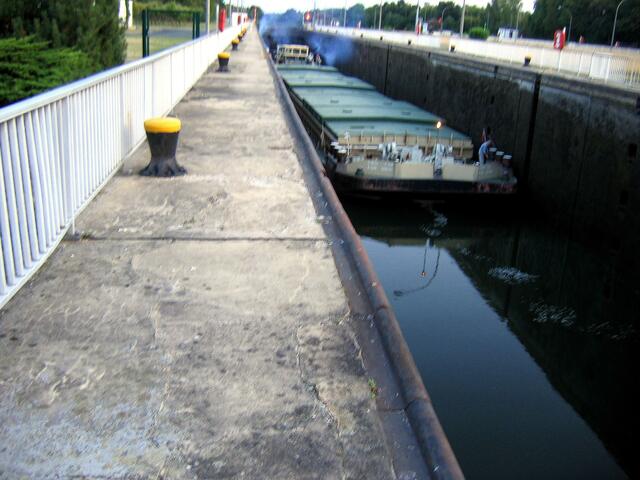 Schiff in der Kanalschleuse am Stichkanal