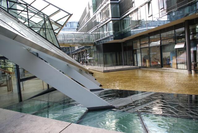 Wasser im Innenhof für gutes Klima