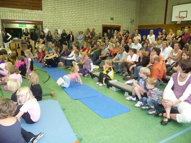 Viele Zuschauer bei der Jazz-Dance-Vorführung in der Turnhalle.