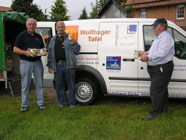 Die Wolfhager Tafel holt etwa 0,6 Tonnen Lebensmittelkonserven ab
