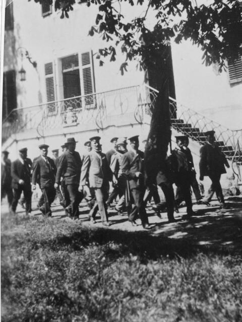 Kriegerverein Landau vorm Schloß, etwa um 1930