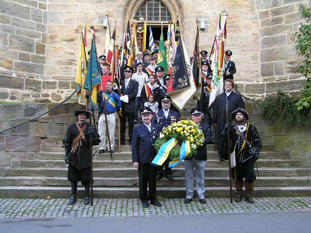 Gruppenbild vor der Kirche