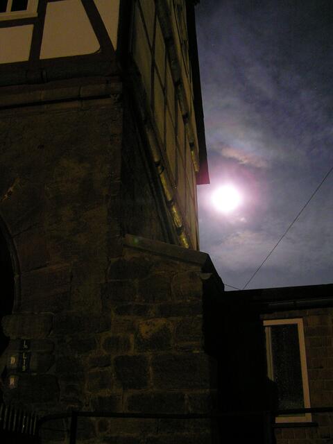 Mond am Torbogen