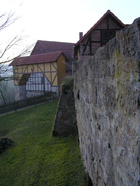 Friedhofsmauerund oberes Tor