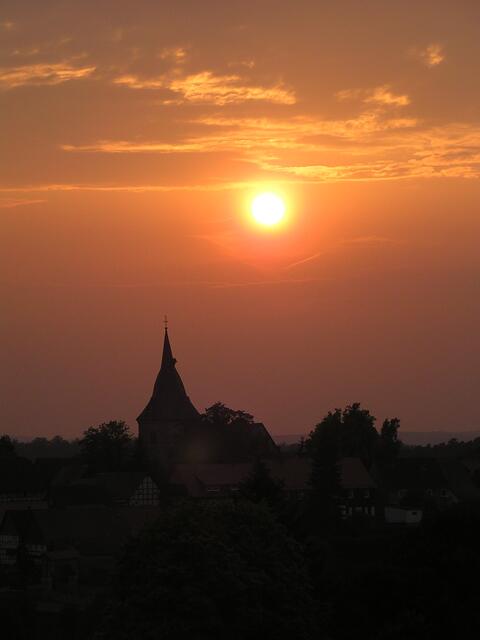 Sonnenuntergang hinter der Kirche