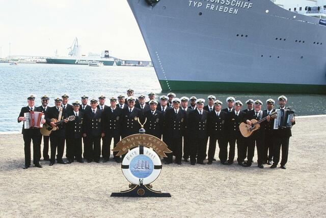 Warnemünde vor dem Traditionsschiff Typ Frieden